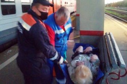 Спасатели помогли транспортировать пожилую женщину с переломом бедра с платформы станции Кашира
