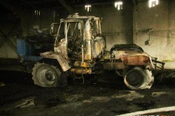 Трактор и бытовка сгорели минувшей ночью в деревне Ледово