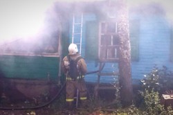 Садовый дом горел минувшим вечером в СНТ под Каширой