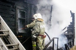 Два дома и хозпостройка сгорели в одночасье в деревне Ягодня