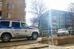 Два человека попали под колеса автомобиля во дворе дома на улице Садовой в Кашире-2