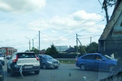 Грузовик и кроссовер Volvo столкнулись на перекрестке улицы Стрелецкой и Иваньковского шоссе