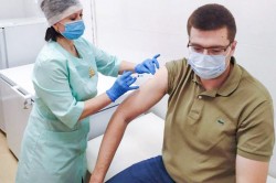 Первые добровольцы сделали прививку от коронавируса в Кашире