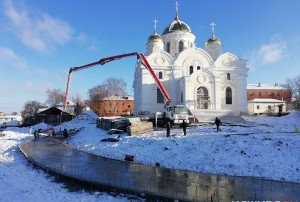 На реконструкции Никитского храма строят подпорную стену