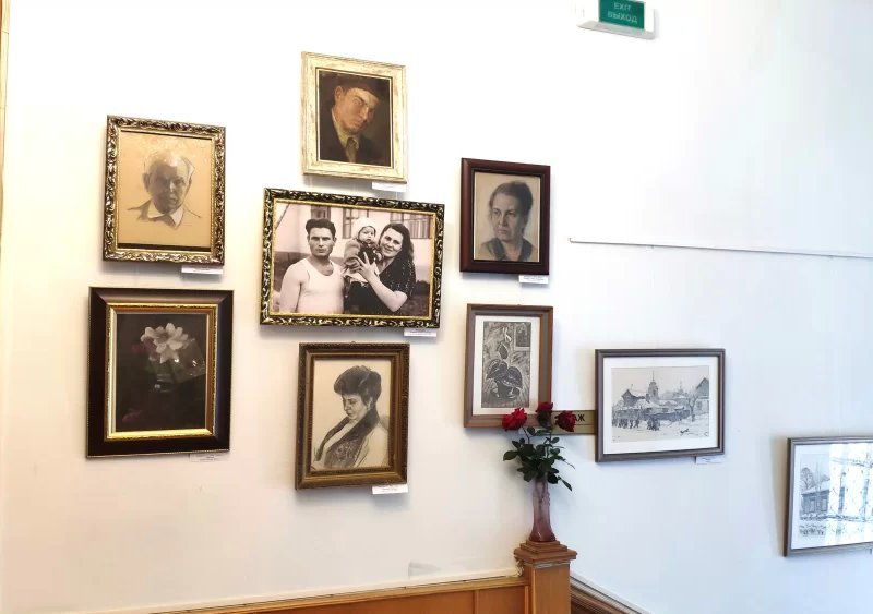 Открытие выставки картин С.С. Захарова "Цветы и лица" в Каширском краеведческом музее.
