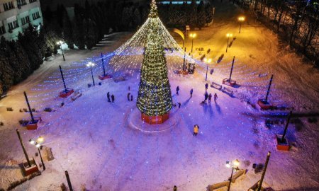 Новогодняя инсталляция засверкала огнями в Кашире-2