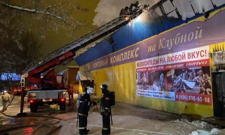 Более 70 человек участвовали в тушении пожара в магазине спорттоваров в Кашире-2