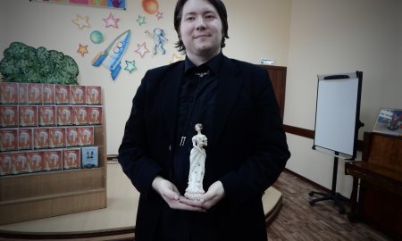 "Навеки в музу я влюблён"