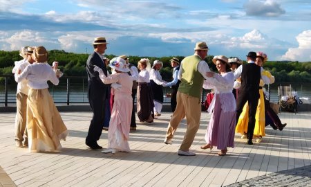 "Реверанс" на набережной в Кашире