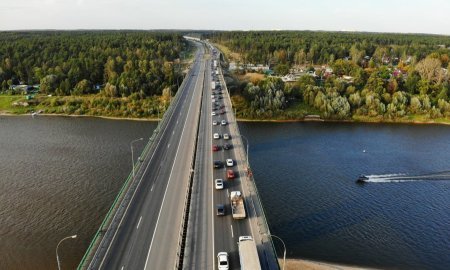 Еще один ремонт: движение транспорта по мосту через Оку сужается до одной полосы