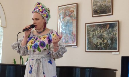 Оксана Низовская на сцене краеведческого музея