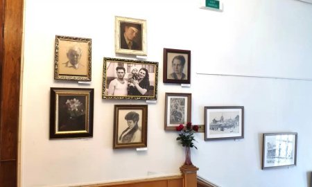 Открытие выставки картин С.С. Захарова "Цветы и лица" в Каширском краеведческом музее.