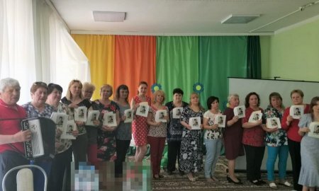 Одни уста и плачут, и смеются