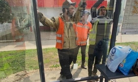 Остекление пяти остановок разбили вандалы в Кашире