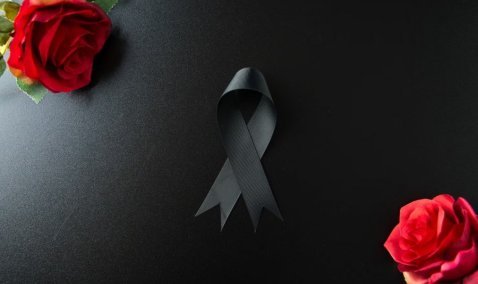 Черный юмор или злой розыгрыш: педагогу в Кашире прислали на работу венок, два цветка и свечку