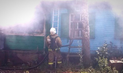 Садовый дом горел минувшим вечером в СНТ под Каширой