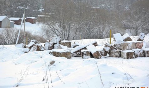 Навал бетонных блоков перегородил пешеходную дорожку к школе №9 в Кашире-3