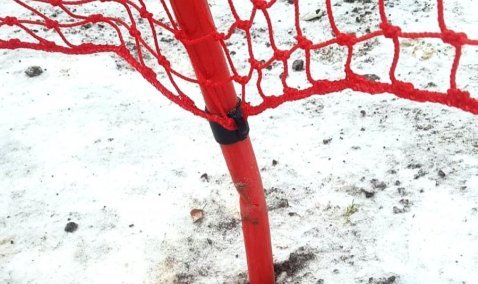 Несмотря на запрет: подростки повредили ограждение, катаясь на закрытой горке в Каширском парке