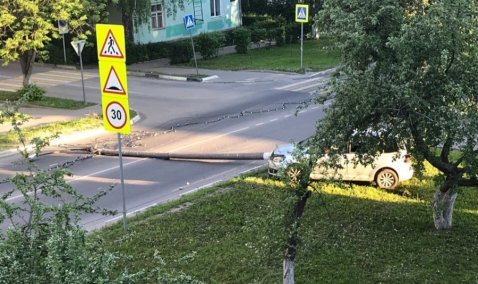 Водитель автомобиля Volkswagen снес столб на улице Садовой в Кашире-2