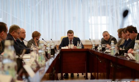 Глава г.о. Кашира получил свидетельство о государственной регистрации официальных символов флага и герба