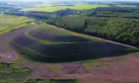 Зеленеющий холм вместо мусорной горы: как сейчас выглядит рекультивированный полигон в Ожерелье
