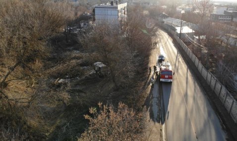 На станции Кашира у дороги загорелся вагончик