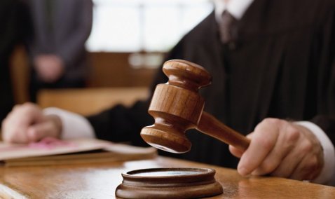 Кошка пробежала между ними