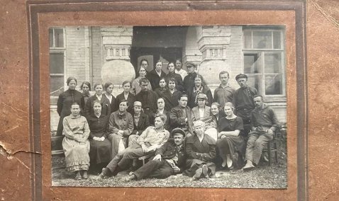 Каширский музей Каширы просит помощи в опознании учителей со старинной фотографии