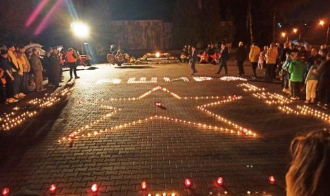 Памятную надпись из свечей сформировали в Кашире к 22 июня