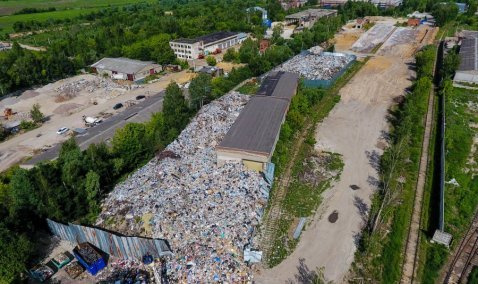 Мусоровывозящая организация пояснила причины нахождения горы отходов на ул. Строительной в Кашире