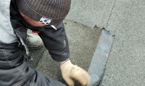 Жительница Ледово спустя пять месяцев добилась ремонта протекающей крыши многоквартирного дома