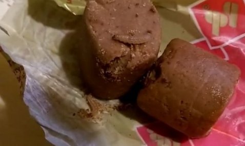 Каширянин обнаружил червей в купленных конфетах