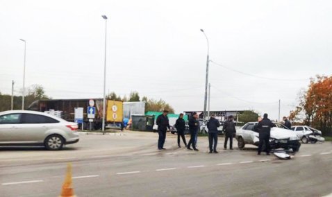 Автомобили ВАЗ столкнулись возле АЗС «Газпром» в Кашире