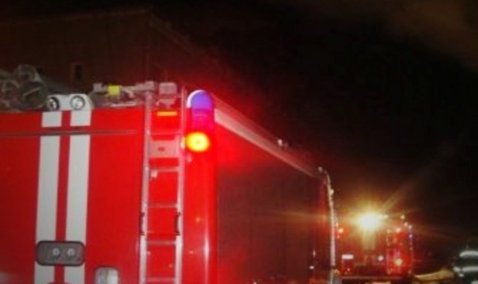 В Ожерелье на улице Больничной горит строение