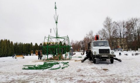 Главную новогоднюю елку Каширы начали устанавливать на площади у фонтана