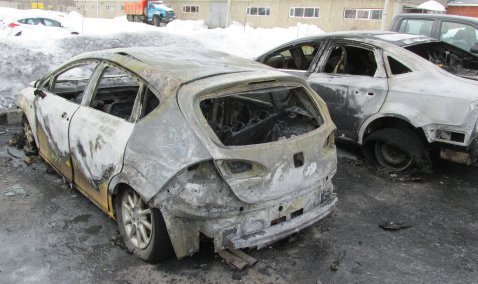 В Кашире горят автомобили: утром на Стрелецкой огонь уничтожил «Ford» и «SEAT»