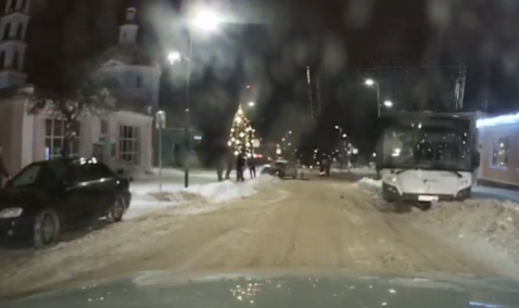 Пассажирский автобус и легковой автомобиль попали в ДТП в Кашире-1