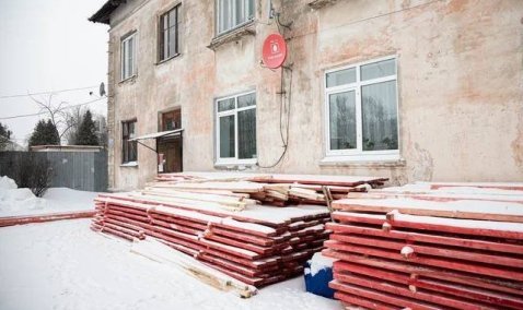 Крыша дома грозит обрушиться на улице Облог в Кашире: подрядчик на объект не вышел