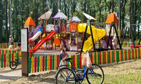 Новую игровую и волейбольную площадки открыли в парке «Дубовая роща» в Ожерелье