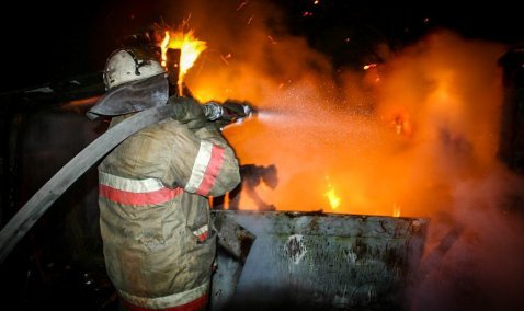Вечерний пожар на улице Меженинова в Кашире-1 тушили более часа