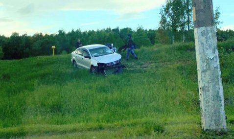 Автомобиль Volkswagen вылетел в кювет на Каширском проспекте