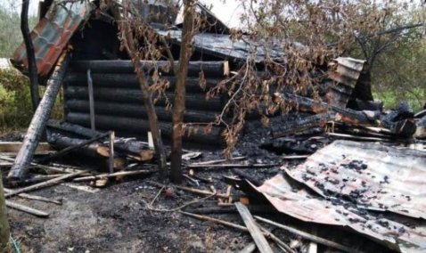 Деревянный дом пострадал в результате пожара в СНТ у Якимовского