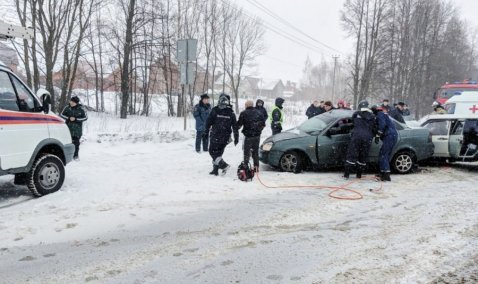 Спасатели и медики работают на месте столкновения Lada Priora и ВАЗ-2109 в Кашире