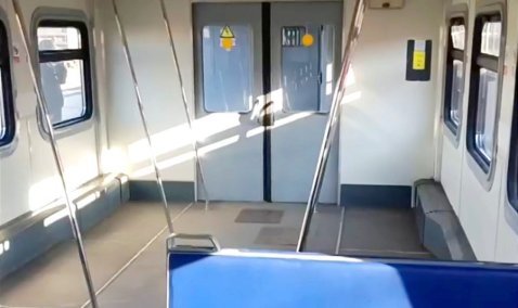 Ноу-хау от «РЖД»: в каширских электричках появились вагоны с поручнями для «стоячих мест»