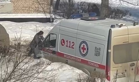 Застрявшую в снегу машину «скорой» помогали выталкивать в Ожерелье