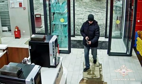 Маскировка, стрельба, выгребание денег – хронология ограбления заправки в Барабаново попала на видео