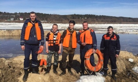 Спасенные на Оке подростки пытались добраться до другого берега на доске