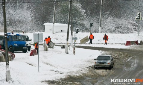 Рабочие готовят блоки для перекрытия моста через Оку