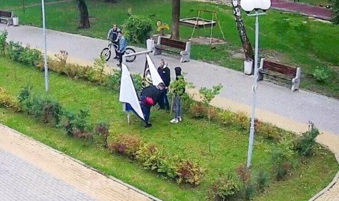 Вандалы, срывающие баннеры в Каширском парке, попали в объектив камер наблюдения
