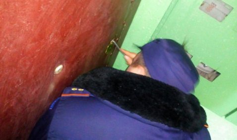 Каширские спасатели вызволили из запертой квартиры мужчину, которому требовалась медицинская помощь